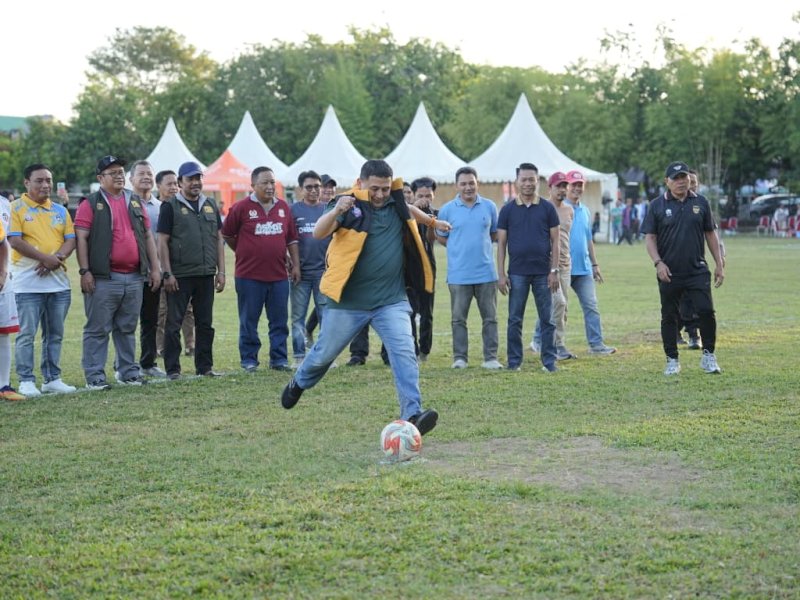 Wali Kota Makassar, Munafri Arifuddin, secara resmi membuka Turnamen Sepak Bola Walikota Cup 2026 di Lapangan Bola Telkom Makassar, Minggu (5/7/2026). @Jejakfakta/dok. Humas Pemkot Makassar