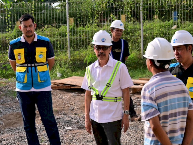 Pelaksana Tugas (Plt) Direktur Utama Perumda Air Minum Kota Makassar, Andi Syahrum Makkuradde, saat memantau Pengoperasian Intake Manggala, Kamis (2/7/2026). @Jejakfakta/dok. Ist.