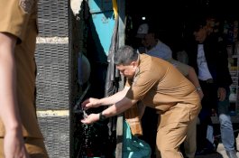 Munafri Susuri Lorong di Makassar Utara, Cek Langsung Air PDAM Mengalir hingga ke Rumah Warga