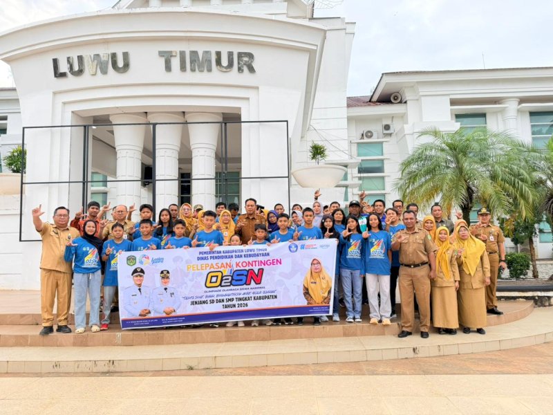 Sebanyak 20 atlet pelajar terbaik secara resmi dilepas oleh Sekretaris Daerah Kabupaten Luwu Timur,  Ramadhan Pirade, di Halaman Kantor Bupati Luwu Timur, Senin (6/7/2026), usai memimpin apel pagi. @Jejakfakta/dok. Humas Pemkab Lutim