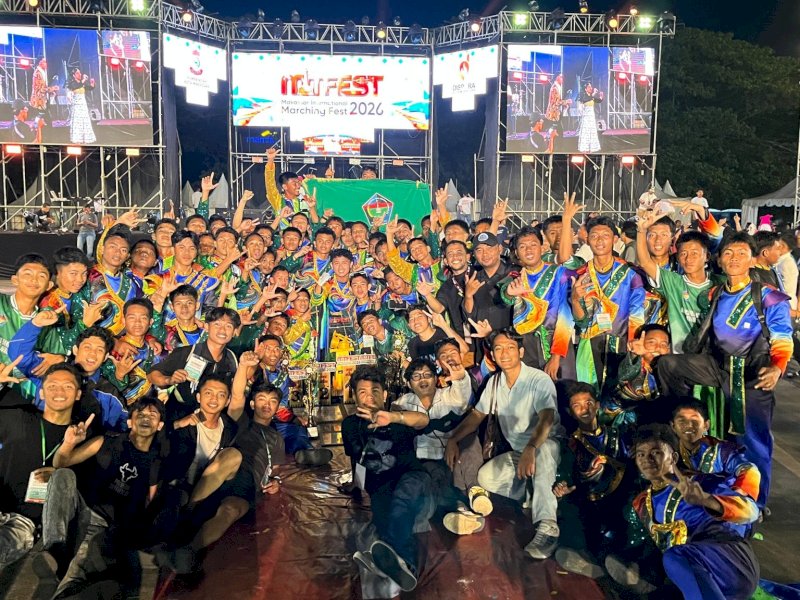 Grup marching band kebanggaan Pondok Pesantren (Ponpes) Nurul Junaidiyah Lauwo, Kecamatan Burau, Gema Nada Nurul Junaidiyah Lauwo, sukses menyabet predikat Juara Umum pada ajang bergengsi Makassar International Marching Fest 2026 (MIMFEST 2026), di Makassar. @Jejakfakta/dok. Humas Pemkab Lutim