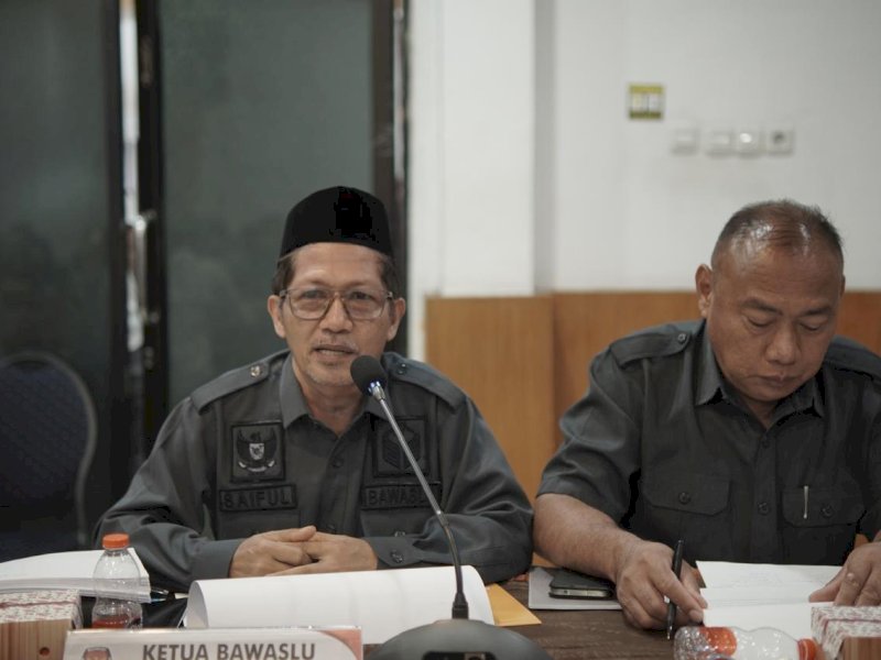 Anggota Bawaslu Sulsel, Saiful Jihad, saat Rapat Pleno Terbuka Rekapitulasi Pemutakhiran Data Pemilih Berkelanjutan (PDPB) Triwulan II Tahun 2026 yang digelar di Kantor KPU Sulsel, Makassar, Senin (6/7/2026). @Jejakfakta/dok. Humas Bawaslu Sulsel