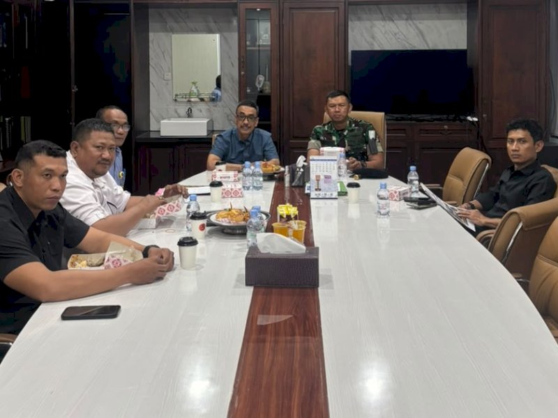 Pelaksana Tugas (Plt) Direktur Utama (Dirut) Perumda Air Minum (PDAM) Kota Makassar, Andi Syahrum, saat menerima kunjungan silaturahmi dan audiensi Komandan Batalyon Kavaleri (Danyonkav)-10 Mendagiri, Letkol Kav Agus Widodo di Kantor Perumda Air Minum Kota Makassar, Selasa (7/7/2026). @Jejakfakta/dok. Humas PDAM Makassar