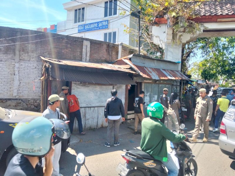Sebanyak 20 lapak yang berdiri di atas fasilitas umum berhasil dibongkar secara mandiri oleh para pemiliknya di kawasan Telkomas, Kecamatan Biringkanaya. @Jejakfakta/dok. Humas Pemkab Lutim