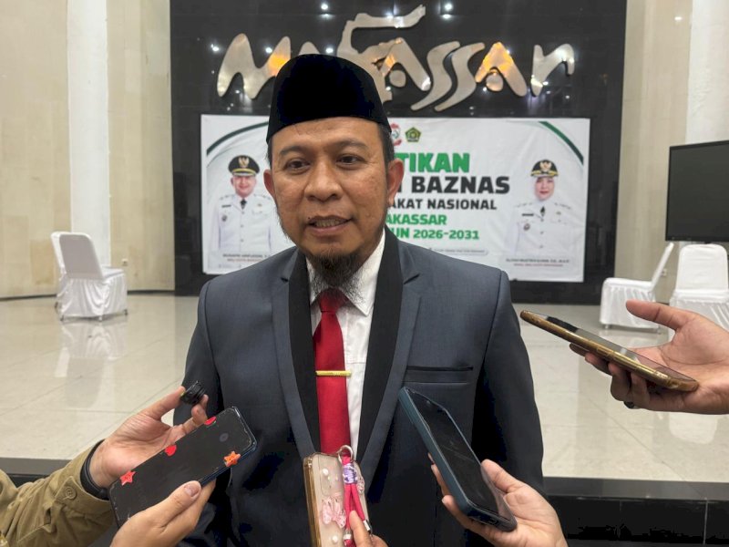 Kepala Bagian Kesejahteraan Rakyat (Kabag Kesra) Setda Kota Makassar, Mohammad Syarief, memberikan keterangan pers usai pelantikan dan pengambilan sumpah lima pimpinan BAZNAS Kota Makassar oleh Wali Kota Makassar, Munafri Arifuddin, di Baruga Anging Mammiri, Rumah Jabatan Wali Kota Makassar, Senin (6/7/2026). @Jejakfakta/dok. Humas Pemkot Makassar
