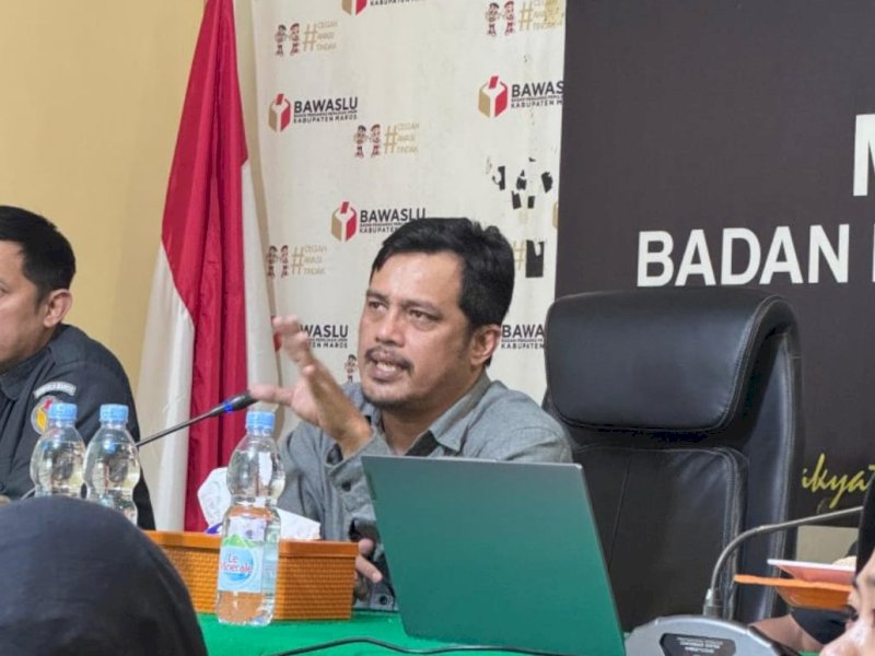 Koordinator Divisi Humas dan Data Informasi (Datin) Bawaslu Sulawesi Selatan, Alamsyah, saat memberikan arahan dalam Rapat Pengelolaan Data dan Informasi Publik di Kantor Bawaslu Kabupaten Maros, Selasa (7/7/2026). @Jejakfakta/Ist.