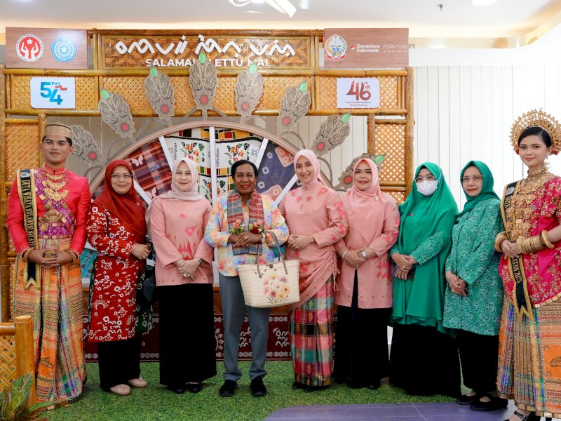 Ketua TP PKK Pangkep, Nurlita secara langsung menjemput Ketua TP PKK Provinsi Papua Barat Daya, Orpa Susana Kambu, di Bandara Internasional Sultan Hasanuddin, Makassar, Rabu (8/7/2026). @jejakfaktacom/Humas Pemda Pangkep.
