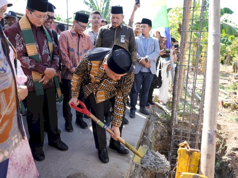 Peletakan batu pertama pembangunan Gerbang Moderasi Indonesia resmi dimulai  oleh Menteri Agama RI, Nasaruddin Umar, didampingi Wali Kota Makassar, Munafri Arifuddin, di kawasan Bumi Tamalanrea Permai (BTP), Kecamatan Biringkanaya,  Kamis (9/7/2026). @Jejakfakta/dok. Humas Pemkot Makassar