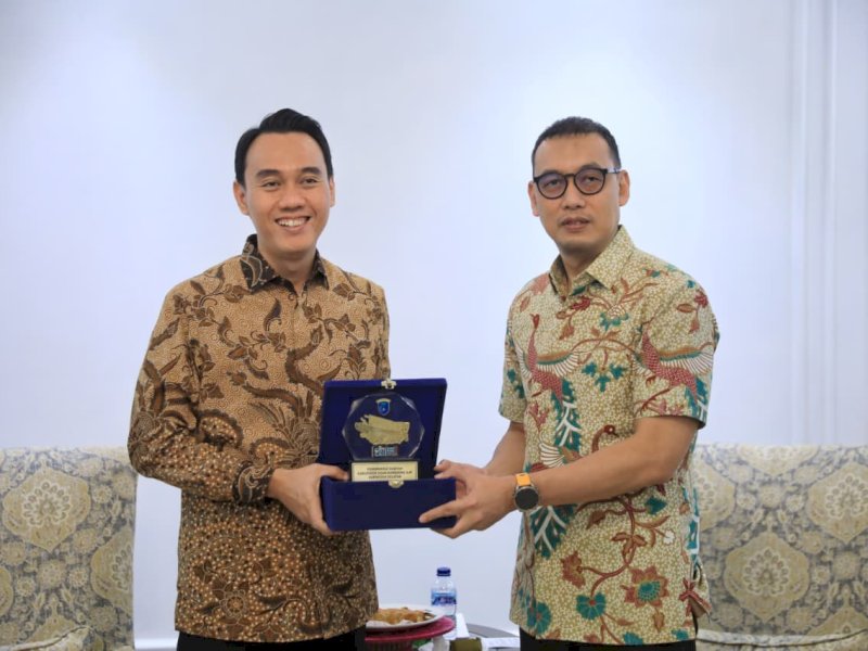Sekretaris Daerah Kota Makassar, Andi Zulkifly, di Balai Kota Makassar, saat menerima kunjungan kerja Bupati Ogan Komering Ilir (OKI) Sumatera Selatan, Muchendi Mahzareki, di Balai Kota Makassar, Kamis (9/7/2026). @Jejakfakta/dok. Humas Pemkot Makassar