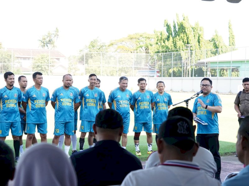  Wakil Bupati Gowa, Darmawangsyah Muin, saat menyambut rombongan Pemerintah Kota Palu dalam laga persahabatan yang digelar di Stadion Kalegowa, Kecamatan Pallangga, Kabupaten Gowa, Sabtu (11/7/2026). @Jejakfakta/dok. Humas Pemkab Gowa