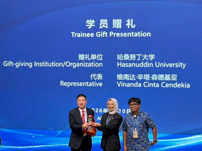 Ketua Program Studi Komunikasi Digital, Vinanda Cinta Cendekia Putri, memberikan plakat Fakultas Vokasi kepada President SIPIVT, saat mengikuti pelatihan internasional "Artificial Intelligence (AI) and Digital Transformation" di Suzhou Industrial Park Institute of Vocational Technology (SIPIVT/IVT), Suzhou, China. @Jejakfakta/dok. IST.