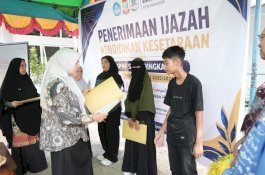 Pendidikan Tak Kenal Usia, Pemkot Makassar Serahkan 108 Ijazah Kesetaraan kepada Warga Belajar