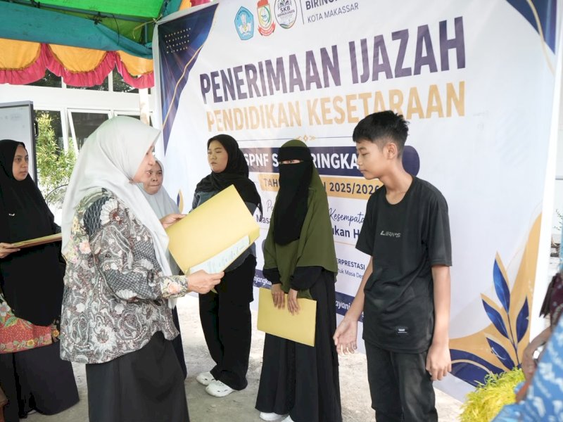 Penyerahan ijazah pendidikan kesetaraan Paket A, Paket B, dan Paket C oleh Kepala Dinas Pendidikan Kota Makassar, Achi Soleman, di Sanggar Kegiatan Belajar (SKB) Biringkanaya, Sabtu (11/7/2026). @Jejakfakta/dok. Humas Pemkot Makassar