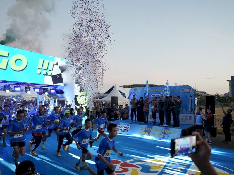 Wali Kota Makassar, Munafri Arifuddin, secara resmi melepas ratusan peserta Indomaret Fun Run 2026 di Lapangan Karebosi, Minggu (12/7/2026). @Jejakfakta/dok. Humas Pemkot Makassar