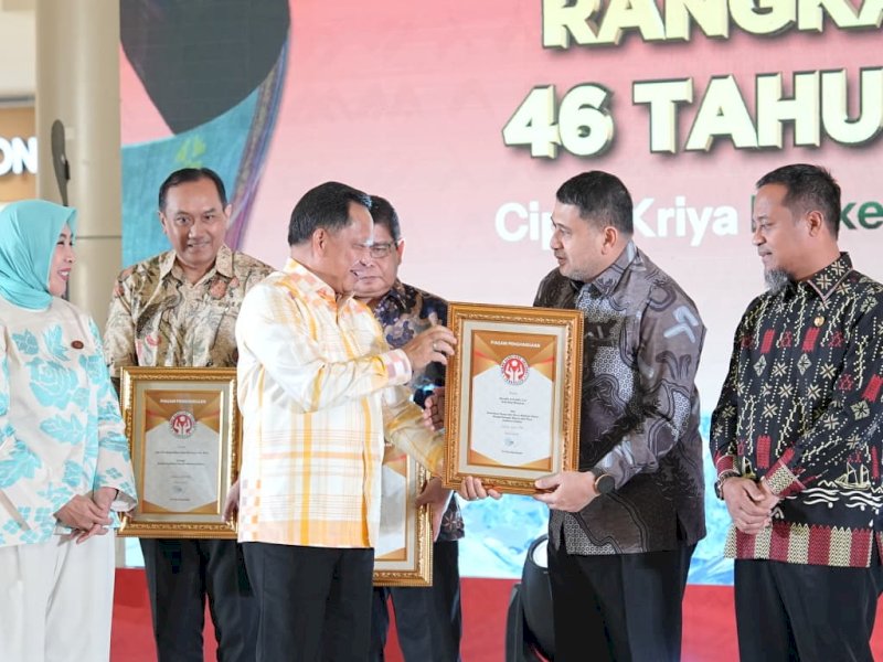 Wali Kota Makassar Munafri Arifuddin, saat menerima penghargaan pada acara penutupan Hari Kesatuan Gerak (HKG) PKK ke-54 dan Hari Ulang Tahun (HUT) ke-46 Dekranas di Trans Studio Mall (TSM) Makassar, Minggu (12/7/2026). @Jejakfakta/dok. Humas Pemkot Makassar
