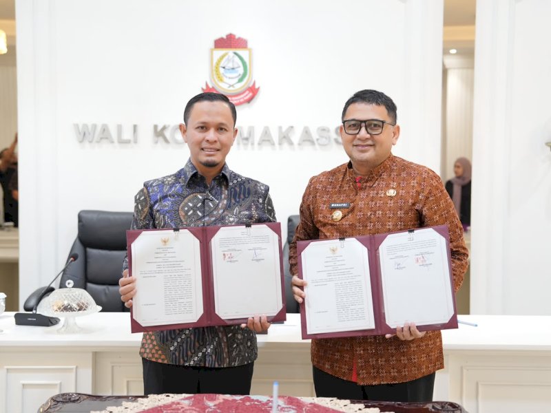 Wali Kota Makassar, Munafri Arifuddin bersama Wali Kota Pekanbaru Agung Nugroho, saat penandatanganan Kesepakatan Bersama antara Pemerintah Kota Makassar dan Pemerintah Kota Pekanbaru, di Balai Kota Makassar, Jumat (10/7/2026). @Jejakfakta/dok. Humas Pemkot Makassar