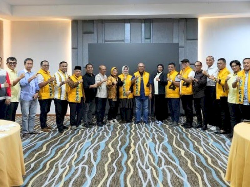 22 ketua DPD II Partai Golkar kabupaten/kota di Sulawesi Selatan (Sulsel) sepakat mengawal Ilham Arief Sirajuddin (IAS) mengembalikan formulir pendaftaran bakal calon Ketua DPD I Golkar Sulsel. 