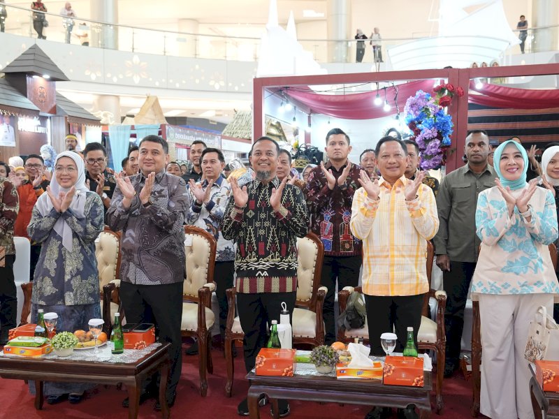 Menteri Dalam Negeri (Mendagri) RI Tito Karnavian secara resmi menutup rangkaian Hari Ulang Tahun (HUT) Dewan Kerajinan Nasional (Dekranas) ke-46 Tahun 2026 di Atrium Trans Studio Mall (TSM) Makassar, Minggu (12/7/2026). @Jejakfakta/dok. Humas Pemkot Makassar