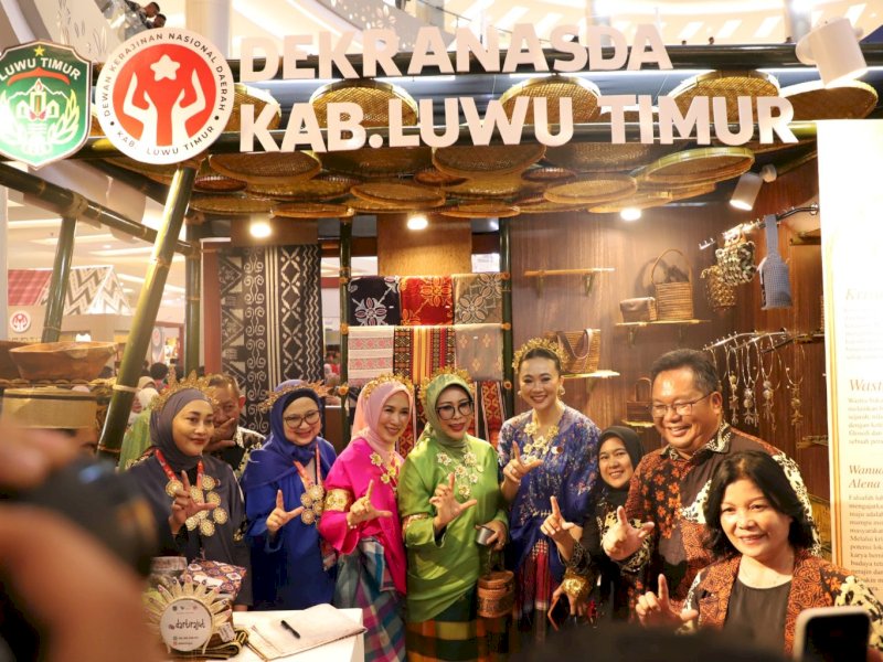 Stan Dekranasda Kabupaten Luwu Timur, satu stan yang tak pernah sepi pengunjung saat memeriahkan HUT Dekranas ke-46 di Makassar. @Jejakfakta/dok. Humas Pemkab Lutim 