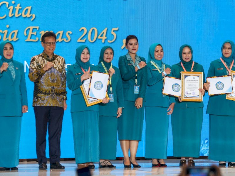 Ketua TP PKK Kabupaten Gowa, Andi Tenri Indah Darmawangsyah menerima penghargaan dari Menteri Kesehatan RI, Budi Gunadi Sadikin atas komitmen dan dukungan aktif dalam percepatan penurunan jumlah anak Zero Dose melalui penguatan kolaborasi antara pemerintah daerah dan TPP KK dalam rangka meningkatkan cakupan imunisasi tahun 2026 di Claro Hotel Makassar, Sabtu (11/7/2026).&nbsp;@Jejakfakta/dok. Humas Pemkab Gowa