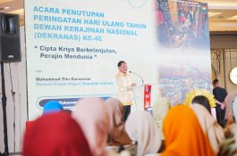 Mendagri Tito Karnavian Kenakan Wastra Sutra Gowa Saat Tutup Rangkaian HUT Ke-46 Dekranas