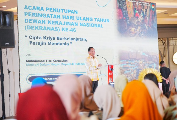 Mendagri Tito Karnavian Kenakan Wastra Sutra Gowa Saat Tutup Rangkaian HUT Ke-46 Dekranas