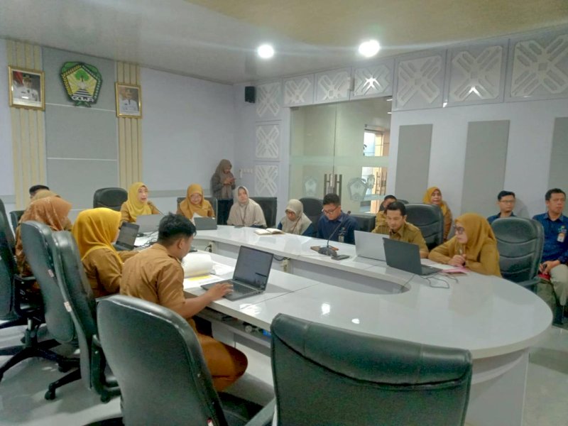 Kepala Dinas KominfoSP Kabupaten Gowa, Emy Pratiwi Luthfy, saat Evaluasi Penyelenggaraan Statistik Sektoral (EPSS) Tahun 2025 yang berlangsung di Peace Room Kantor Bupati Gowa, Senin (13/7/2026). @Jejakfakta/dok Humas Pemkab Gowa