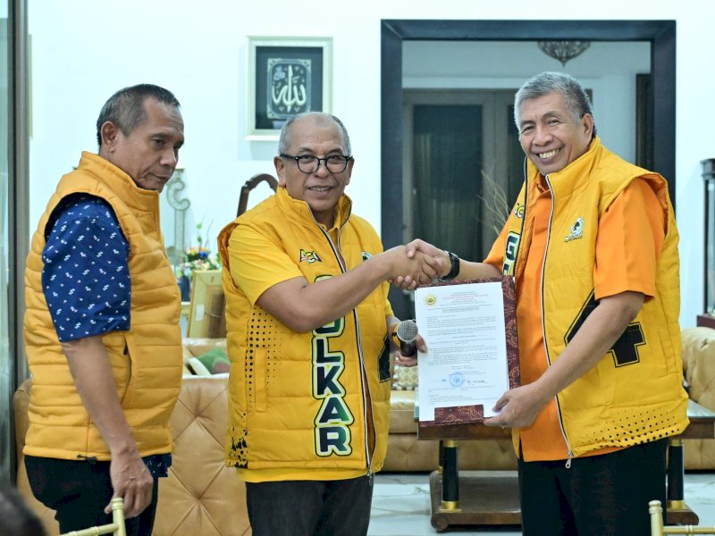 Konsolidasi santai di kediaman IAS, Jalan Batu Putih Bundar, Makassar, Senin malam, 13 Juli 2026. Konsolidasi itu diwarnai penyerahan surat dukungan. @jejakfaktacom/Reza