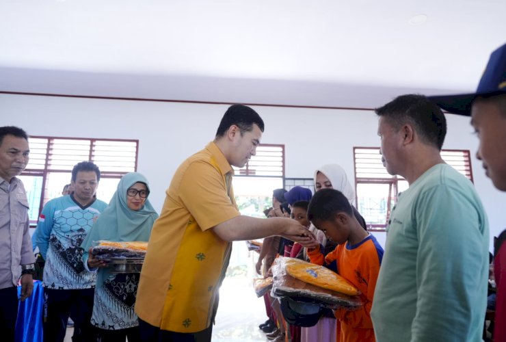 Bupati MYL Salurkan Seragam Sekolah Gratis, Ringankan Beban Orang Tua di Tahun Ajaran Baru