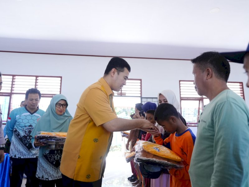 Bupati Pangkep Muhammad Yusran Lalogau, menyalurkan bantuan seragam sekolah gratis bagi peserta didik baru jenjang SD/MI dan SMP/MTs tahun ajaran 2026/2027. @jejakfaktacom/Humas Pemda Pangkep