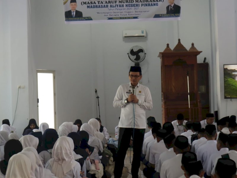 Kepala Kantor Kementerian Agama Kabupaten Pinrang H. Muhammad Idris Usman, saat Masa Ta'aruf Madrasah (Matamuda) MAN Pinrang Tahun Ajaran 2026/2027,  di Masjid MAN Pinrang pada Senin (13/7/2026). @Jejakfakta/dok. Istimewa