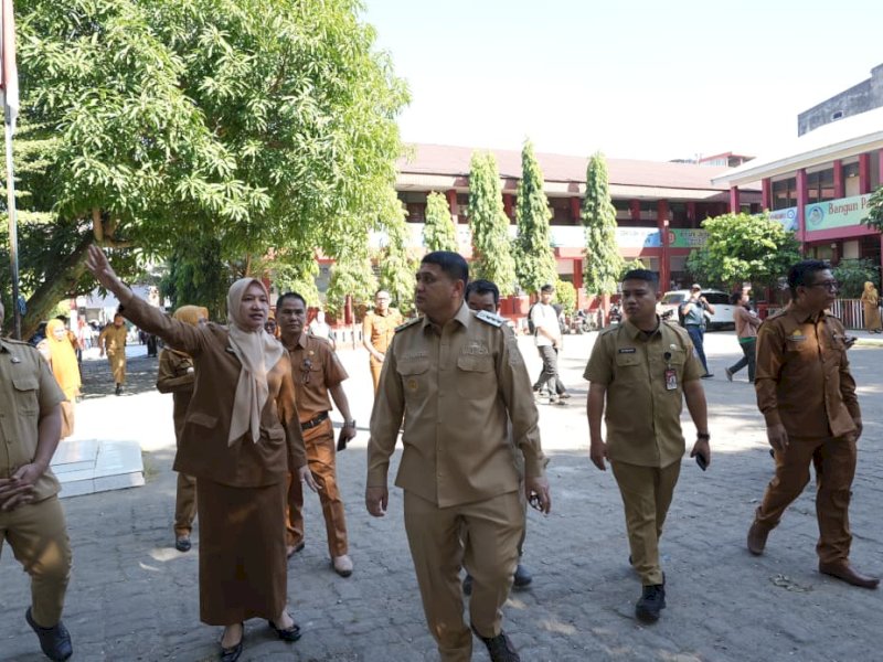 Wali Kota Makassar, Munafri Arifuddin, saat mengunjungi SD Negeri Kompleks Lariangbangi Makassar di Jalan Gunung Latimojong, Kecamatan Makassar, Senin (13/7/2026). @Jejakfakta/dok. Humas Pemkot Makassar