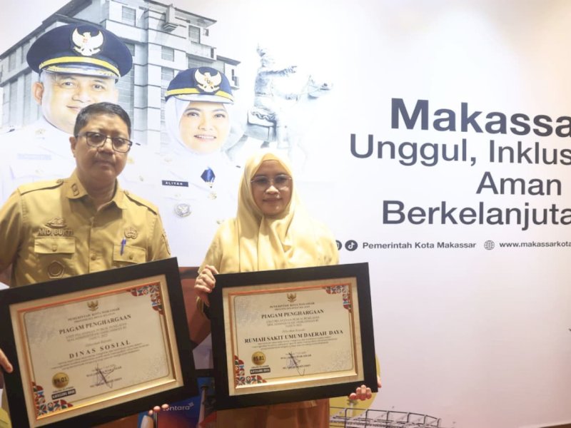 Kepala Dinas Sosial Kota Makassar, Andi Bukti Djufrie, dan Direktur RSUD Daya Makassar, dr. A. Any Muliany, saat menerima penghargaan Predikat Kategori Baik dalam Penilaian Penyelenggaraan Pelayanan Publik dari Ombudsman Republik Indonesia, di Balai Kota Makassar, Selasa (14/7/2026). @Jejakfakta/dok. Humas Pemkot Makassar