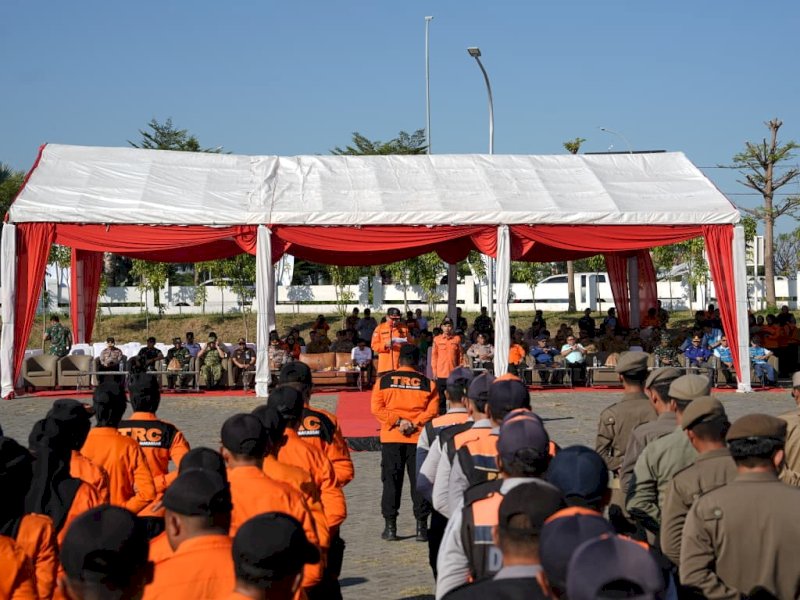 Wali Kota Makassar, Munafri Arifuddin, saat memimpin Apel Kesiapsiagaan terhadap Bencana Kabupaten/Kota Makassar Tahun Anggaran 2026 yang digelar Badan Penanggulangan Bencana Daerah (BPBD) Kota Makassar di Anjungan MNEK, Center Point of Indonesia (CPI), Selasa (14/7/2026). @Jejakfakta/dok. Humas Pemkot Makassar