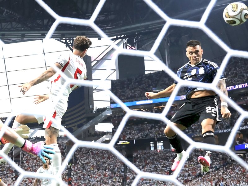 Lautaro Martinez menyundul umpan apik Lionel Messi membawa Argentina menang 2-1 menghadapi Inggris. @jejakfaktacom/Dok. Argentina
