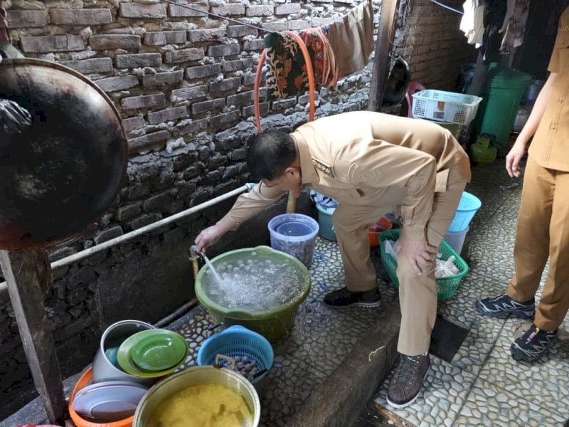 Wali Kota Makassar Munafri Arifuddin turun langsung menyusuri lorong-lorong permukiman di Jalan Kerung-Kerung, Kecamatan Makassar, untuk mengecek apakah air PDAM sudah kembali mengalir, Senin (13/7/2026). @Jejakfakta/dok. Humas Pemkot Makassar