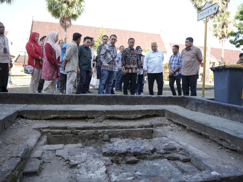 Menteri Kebudayaan RI, Fadli Zon, menemukan sejumlah kerusakan pada bangunan cagar budaya tersebut saat melakukan peninjauan bersama Wali Kota Makassar Munafri Arifuddin dan Gubernur Sulawesi Selatan Andi Sudirman Sulaiman, Minggu (12/7/2026). @Jejakfakta/dok. Humas Pemkot Makassar