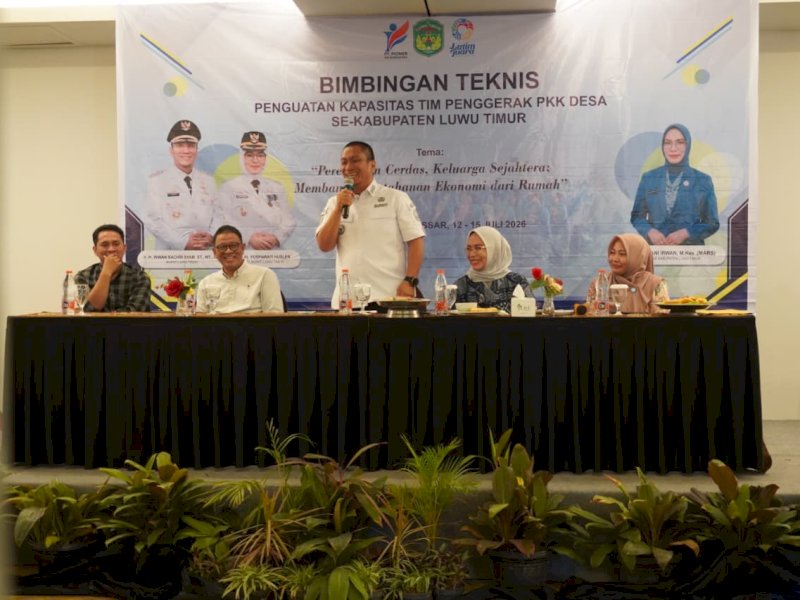 Bupati Luwu Timur, Irwan Bachri Syam, saat menutup kegiatan Bimbingan Teknis (Bimtek) Penguatan Kapasitas TP PKK Desa se-Kabupaten Luwu Timur dalam Pembangunan Daerah dan Ketahanan Keluarga di Hotel MaxOne Makassar, Rabu (15/07/2026). @Jejakfakta/dok. Humas Pemkab Lutim