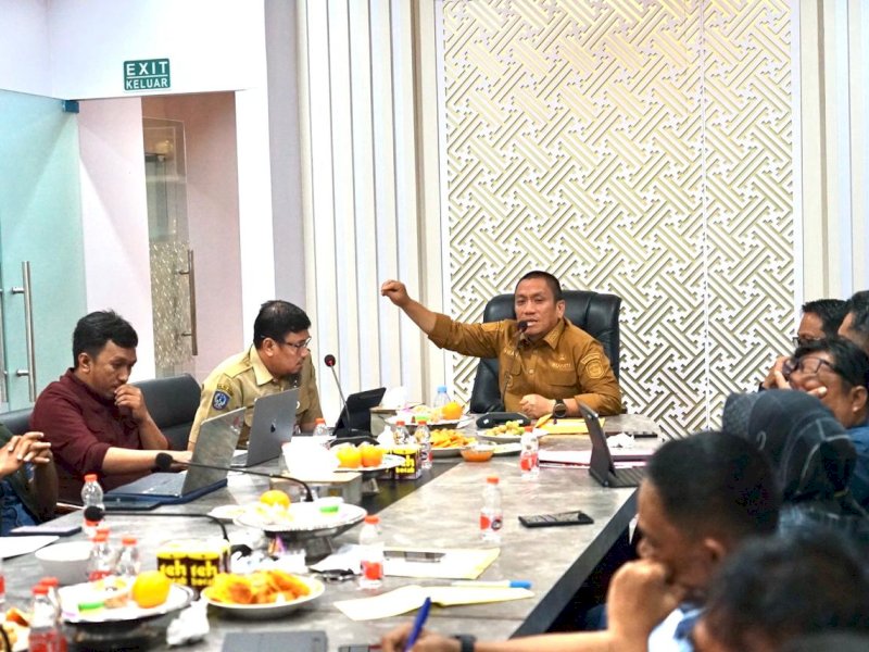 Bupati Luwu Timur, Irwan Bachri Syam, saat memimpin Rapat Koordinasi Progres Pelaksanaan Program Pandu Juara di Ruang Rapat Pimpinan Bupati, Selasa (14/07/2026) malam. @Jejakjfakta/dok. Humas Pemkab Lutim