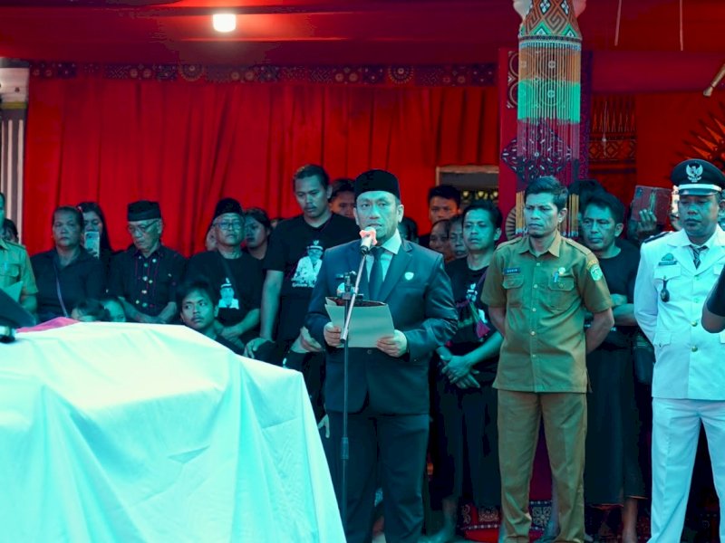 Bupati Luwu Timur, Irwan Bachri Syam, hadir langsung di rumah duka Desa Rinjani, Kecamatan Wotu, Selasa (14/07/2026), untuk memberikan penghormatan terakhir sekaligus menyerahkan santunan Jaminan Kematian (JKM) kepada ahli waris almarhum. @Jejakfakta/dok. Humas Pemkab Lutim