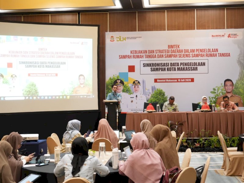 Kepala DLH Kota Makassar, Helmy Budiman, saat memberikan sambutan pada  Bimbingan Teknis (Bimtek) Kebijakan dan Strategi Daerah (Jakstrada) Persampahan yang digelar Dinas Lingkungan Hidup (DLH) Kota Makassar, Kamis (16/7/2026). @Jejakfakta/dok. Humas Pemkot Makassar