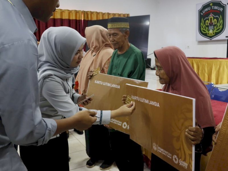 1.346 penerima manfaat baru Program Kartu ATM Lansia Tahun 2026 mulai menerima kartu ATM sekaligus bantuan sosial yang langsung masuk ke rekening masing-masing, di Luwu Timur, Kamis (16/7/2026). @Jejakfakta/dok. Humas Pemkab Lutim