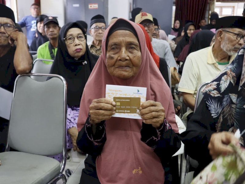 Salah satu penerima bantuan sebesar Rp3 juta yang masuk ke rekening untuk alokasi tiga bulan, di Luwu Timur, Kamis (16/7/2026). @Jejakfakta/dok. Humas Pemkab Lutim 