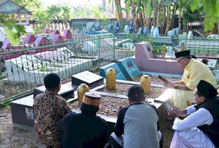 Jelang Kembalikan Formulir Calon Ketua Golkar Sulsel, IAS Ziarah ke Makam Orang Tua: "Berbaktilah Selagi Masih Ada"