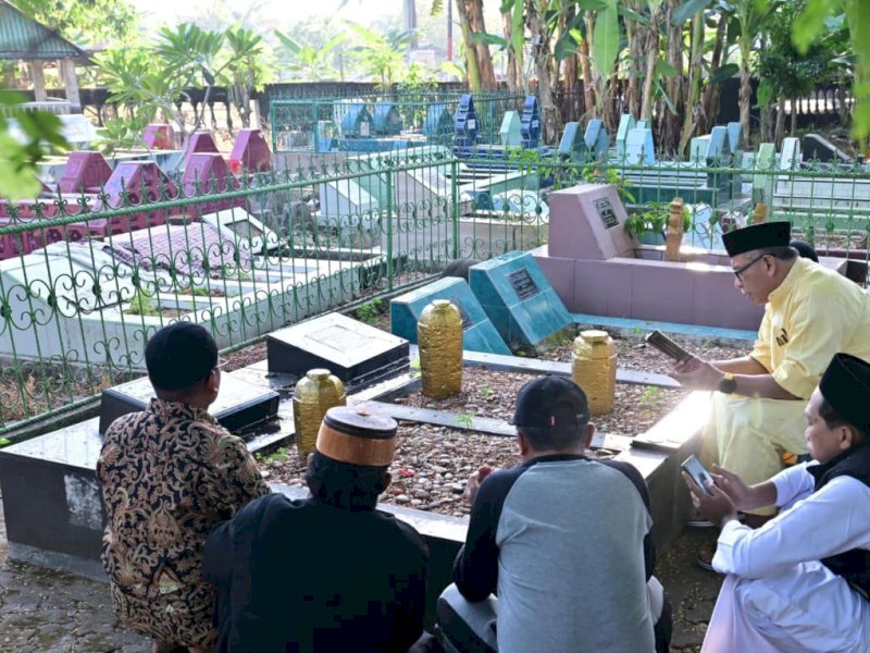 Ilham Arief Sirajuddin (IAS) siarah ke Pekuburan Keluarga Besar Dato Ripanggentungan di Tamarunang, Kabupaten Gowa, Jumat (17/7/2026). @Jejakfakta/Istimewa