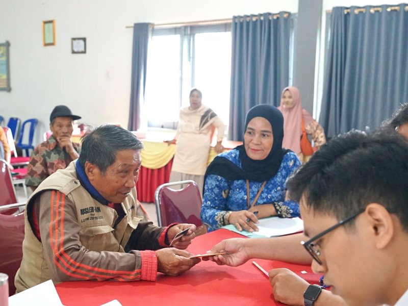 Penyaluran bantuan berlangsung di Aula Kantor Camat Wasuponda, Jumat (17/7/2026). @Jejakfakta/dok. Humas Pemkab Lutim