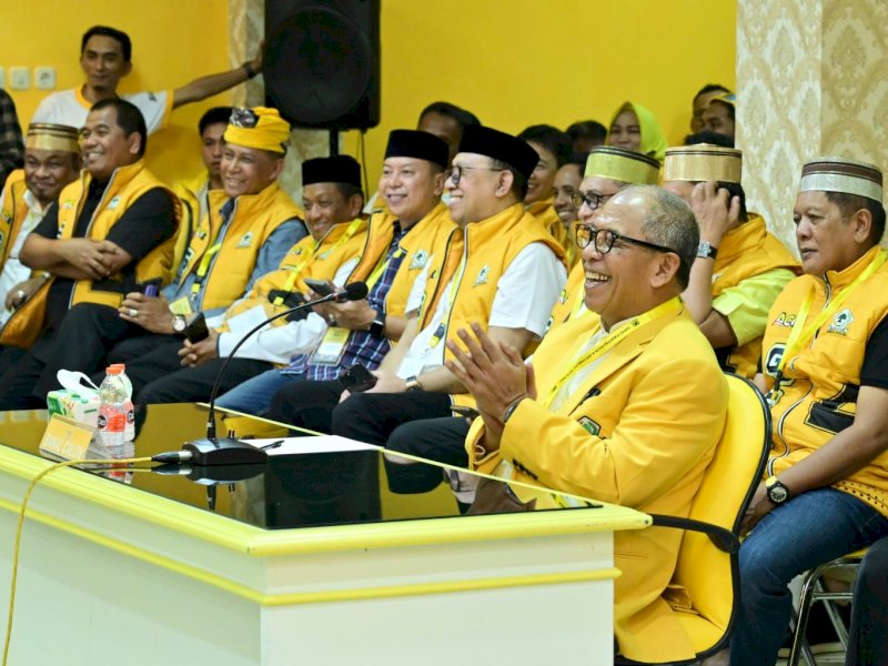 Calon Ketua DPD I Partai Golkar Sulawesi Selatan oleh Ilham Arief Sirajuddin (IAS) bersama Ketua DPD II Golkar, saat pengembalian formulir  di Kantor DPD I Golkar Sulsel, Jalan Amanagappa, Makassar, Jumat (17/7/2026). @Jejakfakta/dok. IST.