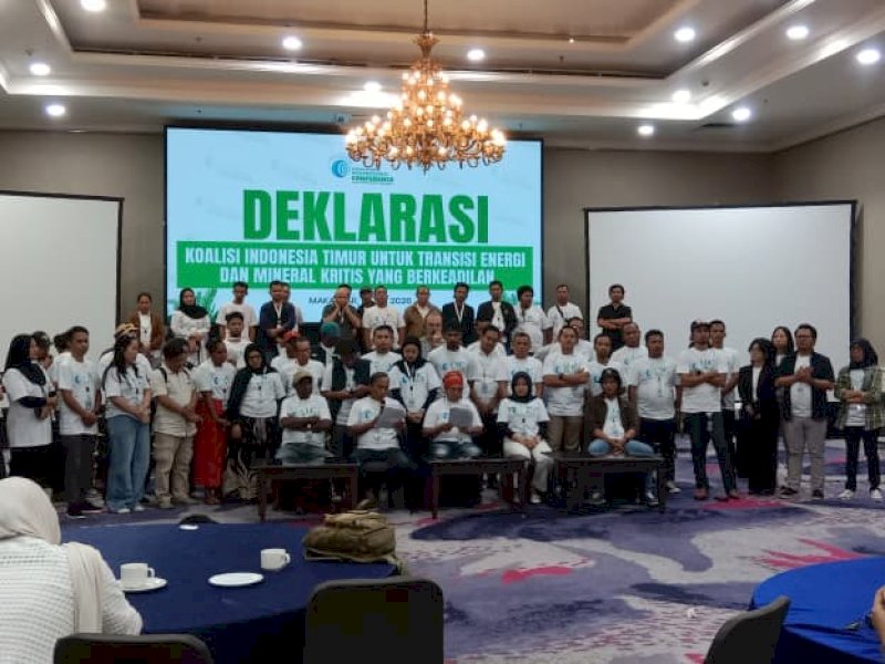 Koalisi organisasi masyarakat sipil (OMS) Indonesia Timur mendeklarasikan 75 rekomendasi strategis untuk mendorong transisi energi yang berkeadilan, di Hotel Aryaduta Makassar, Kamis (16/7/2026). @Jejakfakta/Samsir Romk