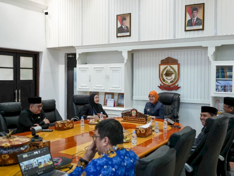 Wakil Wali Kota Makassar, Aliyah Mustika Ilham, saat mewakili Wali Kota Makassar memberikan jawaban atas pandangan umum fraksi-fraksi DPRD terhadap Rancangan Peraturan Daerah (Ranperda) tentang Pertanggungjawaban Pelaksanaan APBD Tahun Anggaran 2025, dalam Rapat Paripurna DPRD Kota Makassar yang digelar secara daring, Jumat (17/7/2026). @Jejakfakta/dok. Humas Pemkot Makassar