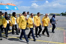 Bahlil Disambut Meriah di Makassar, Dijemput IAS dan Siap Buka Musda XI Golkar Sulsel